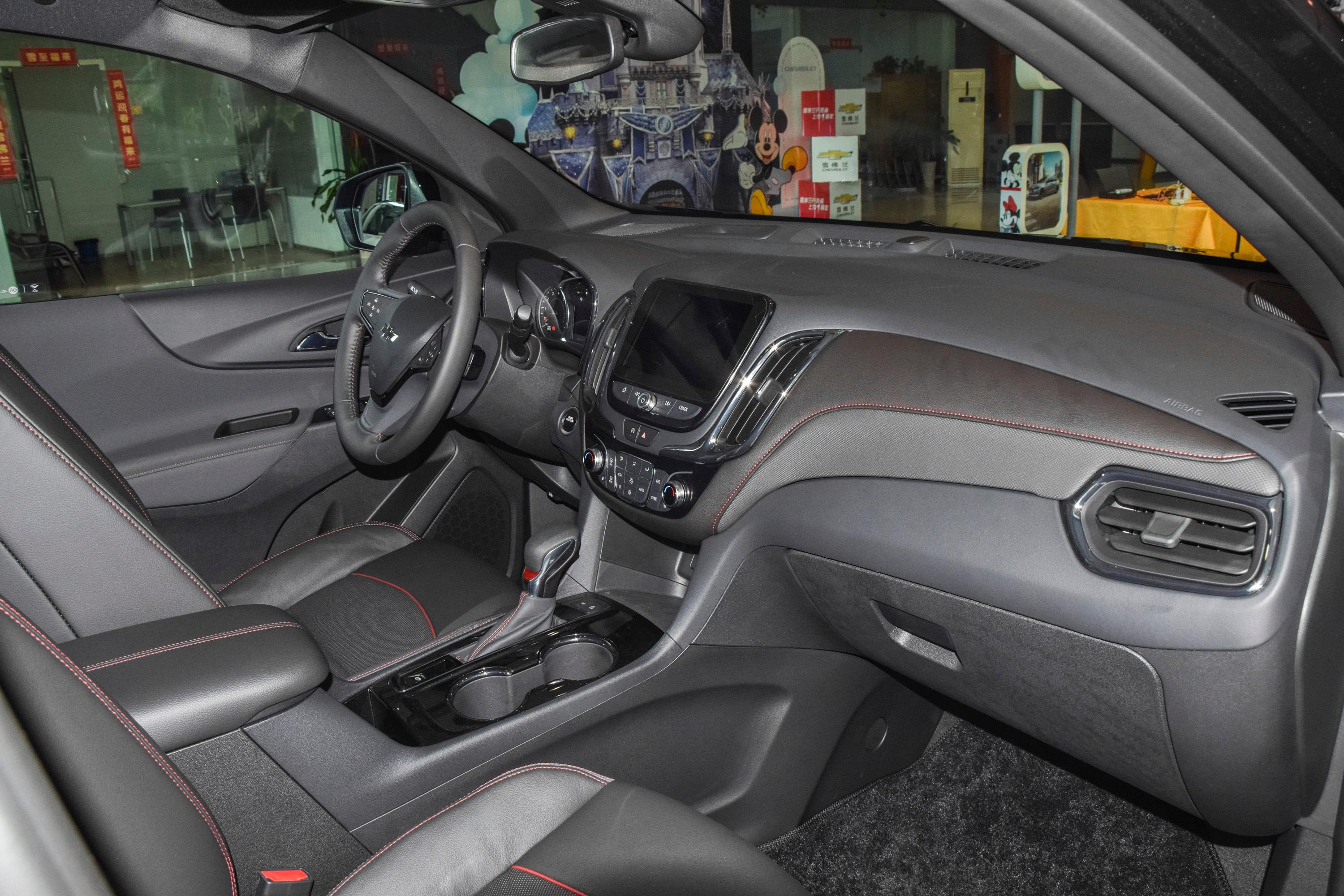 内饰方面,2018款探界者的内饰与老款保持一致,整体设计十分规整,中控