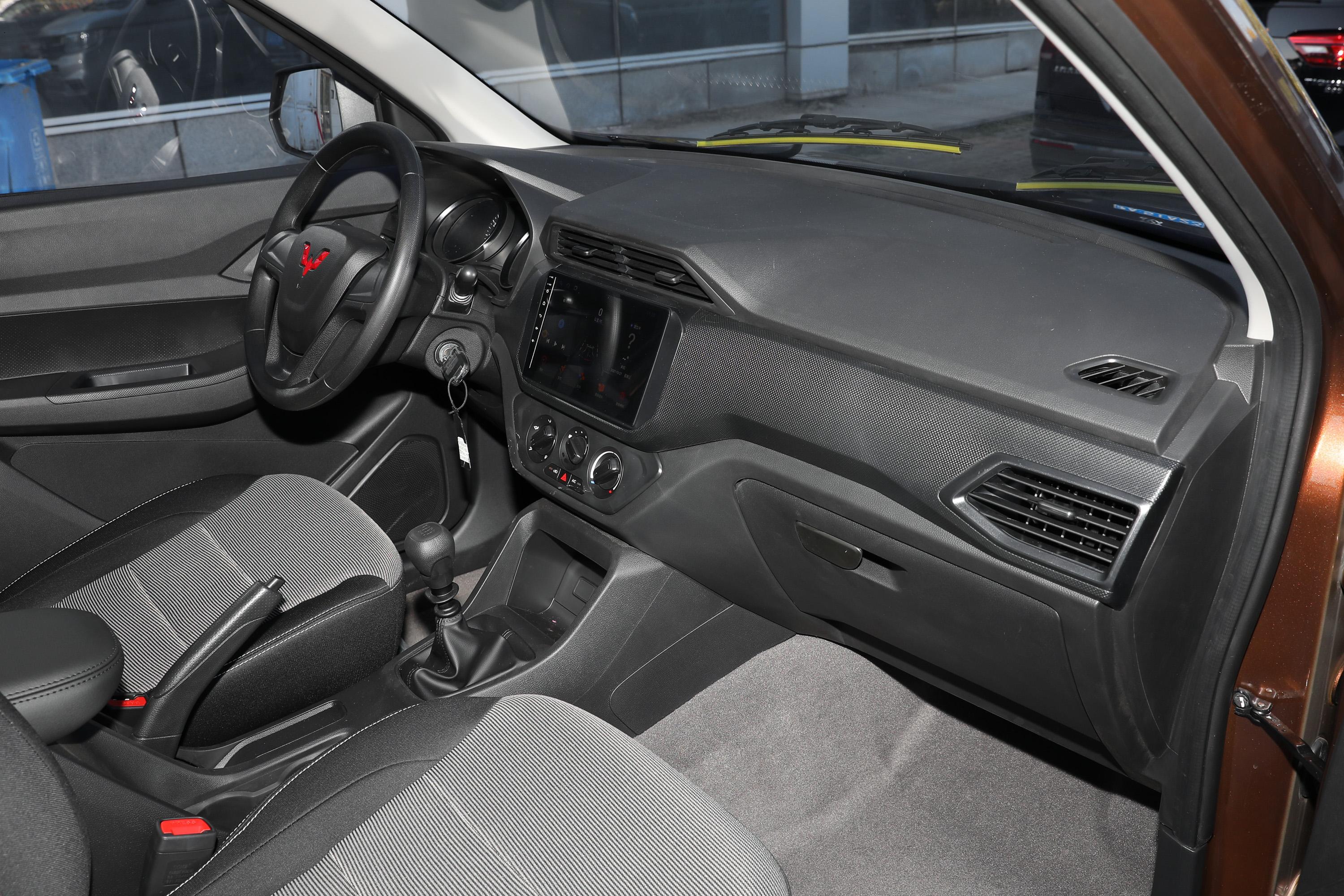 五菱宏光s1新增了黑棕双色的内饰配色,看上去更加简约,大方,黑灰配色