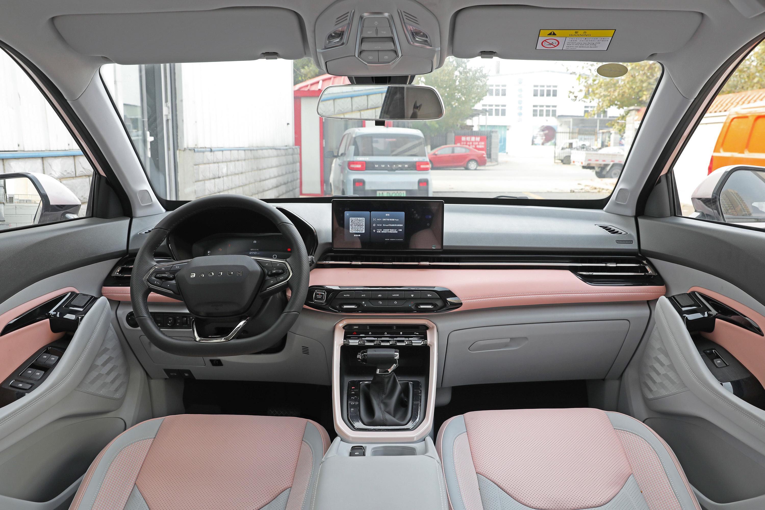 内饰配置方面,新车采用新宝骏最新设计风格和布局,整体来看非常的独特