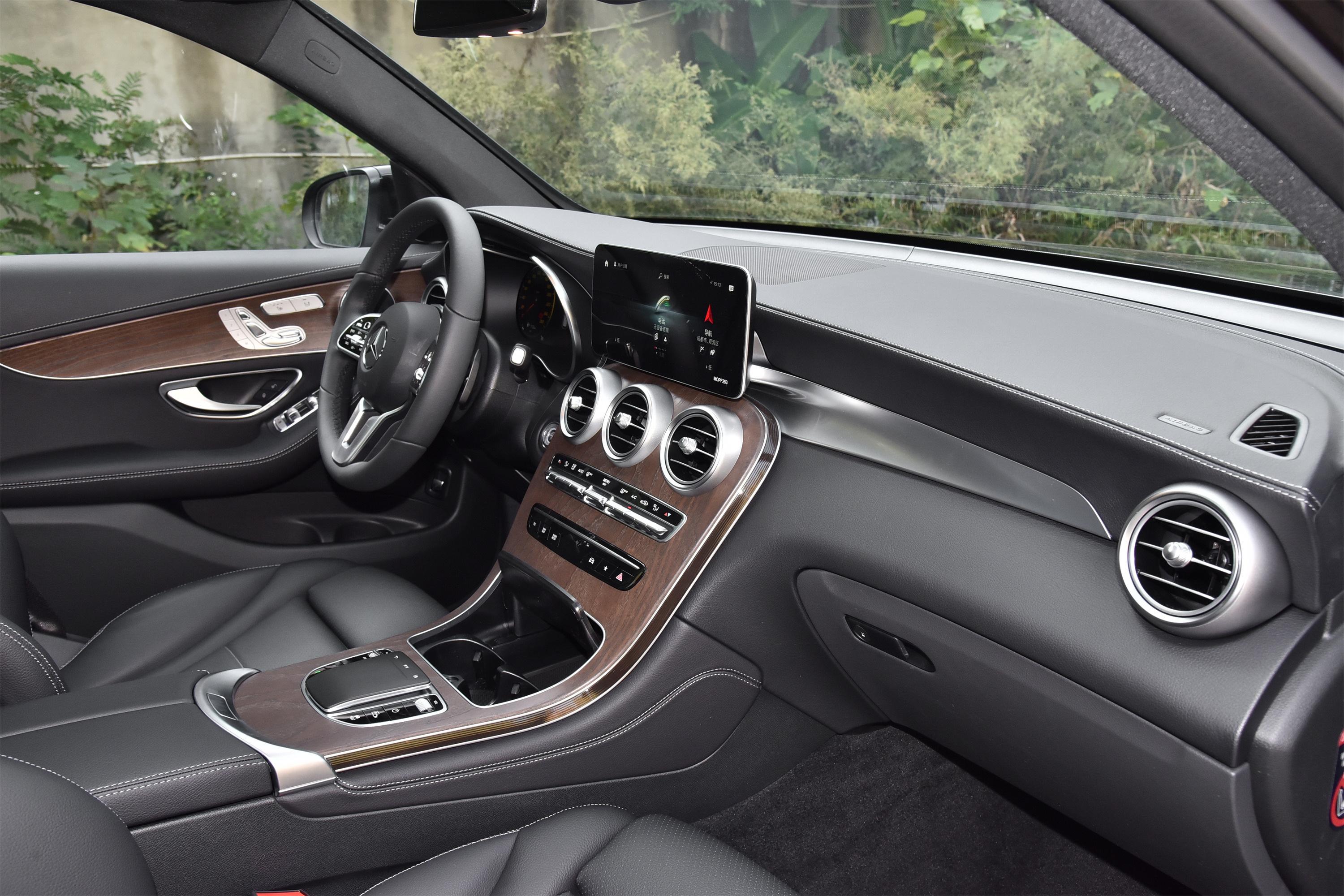 25寸贯穿式连屏设计,搭配圆角矩形空调出风口,视觉上极为精致.