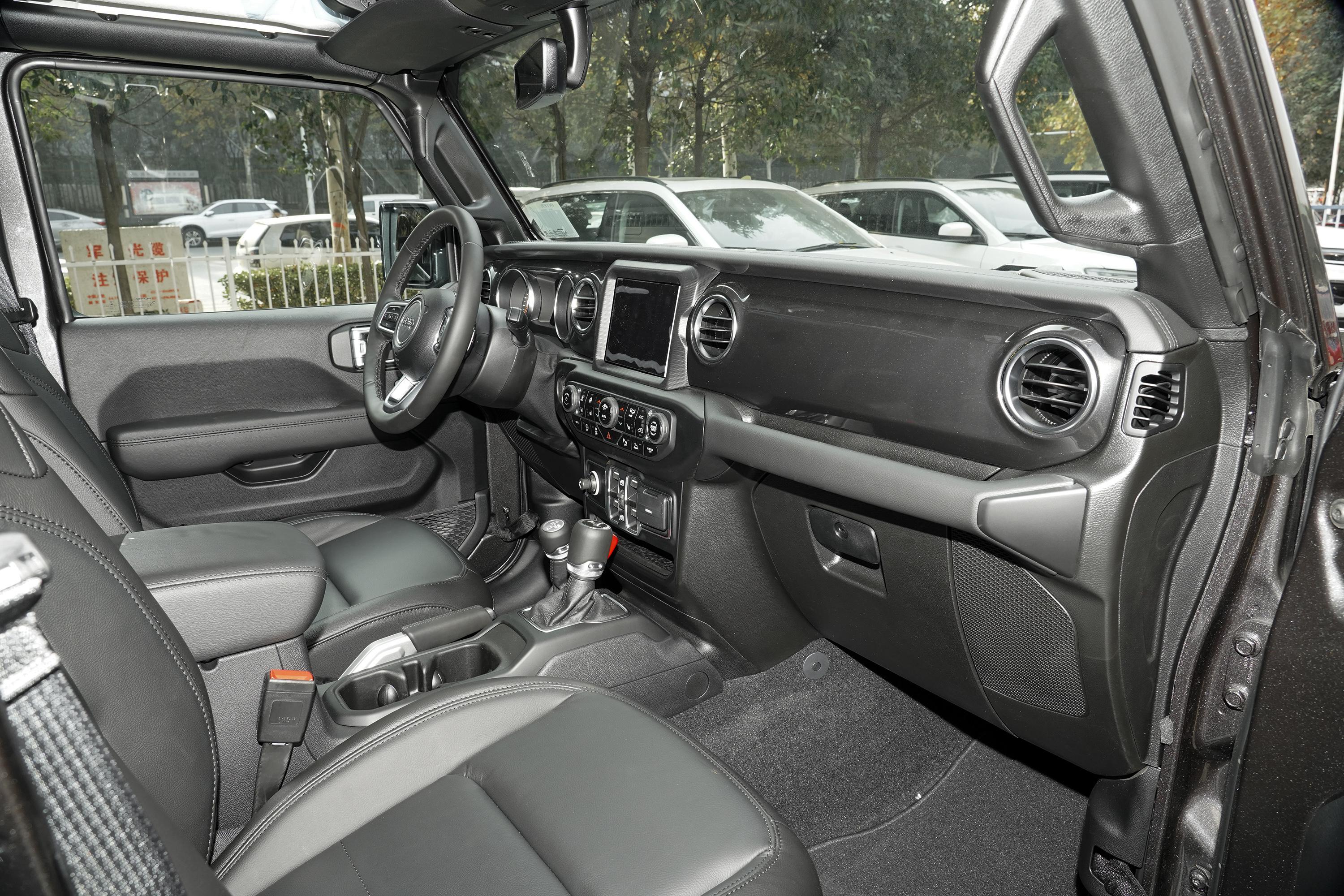 牧马人内饰-空间-驻车-易车