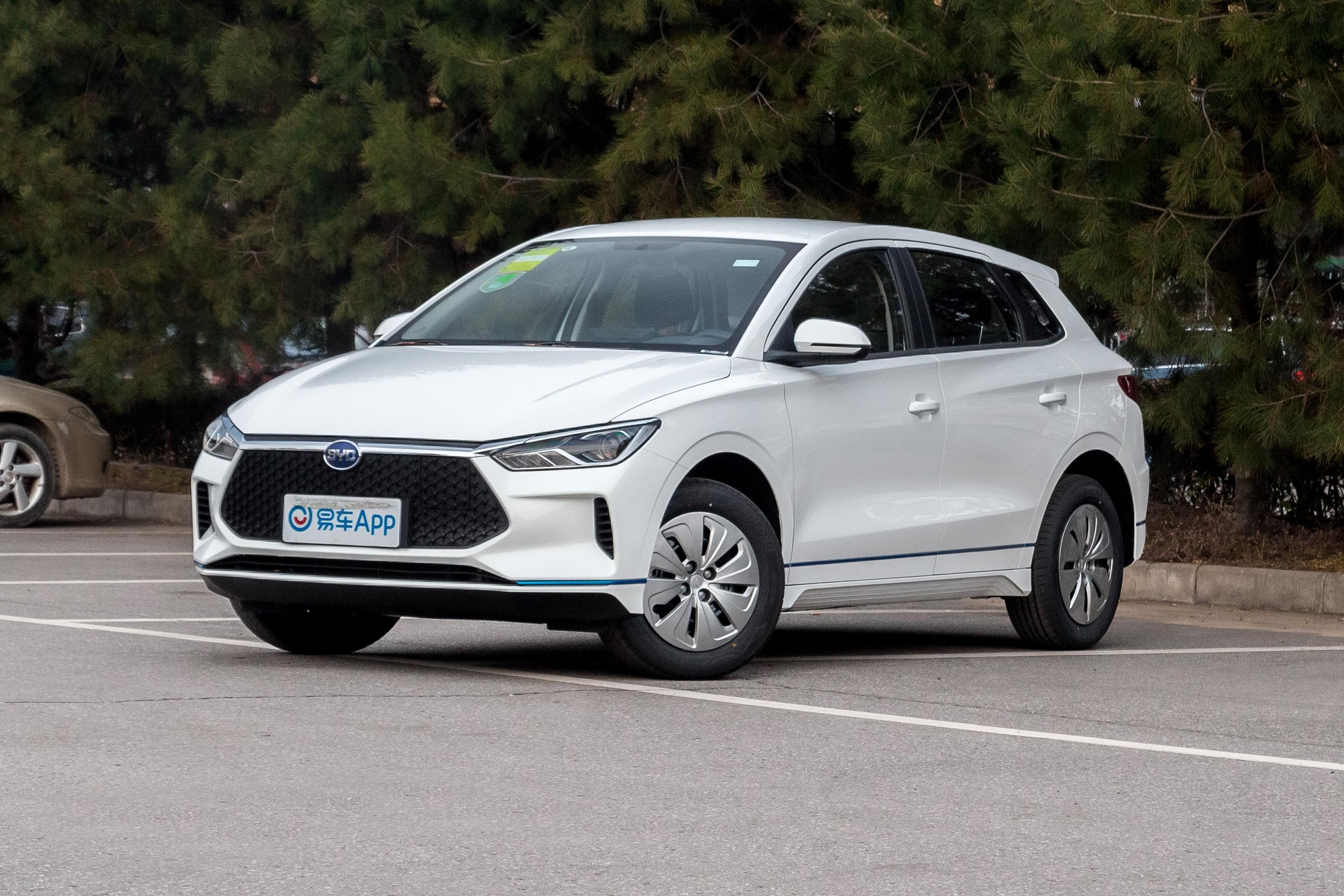 车内上,比亚迪e2(送记录仪)依旧是传统家族风格,整个设计看起来清爽.