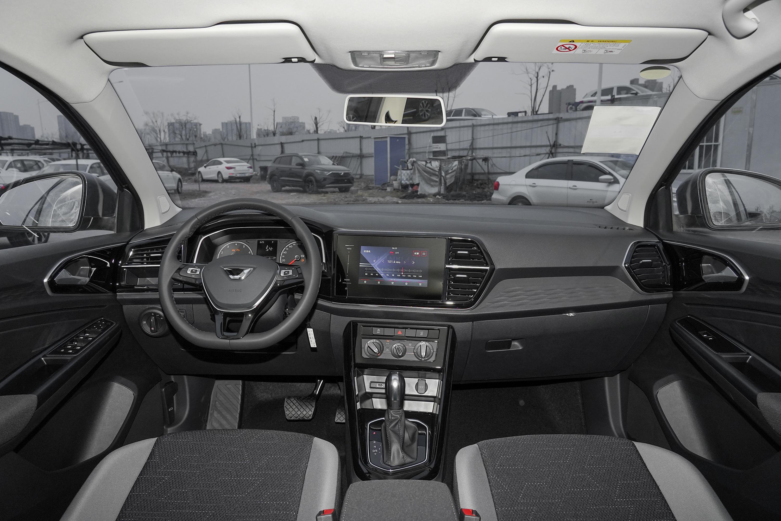 整车内饰方面,新车采用捷达最新设计风格和布局,整体来看非常的用心.