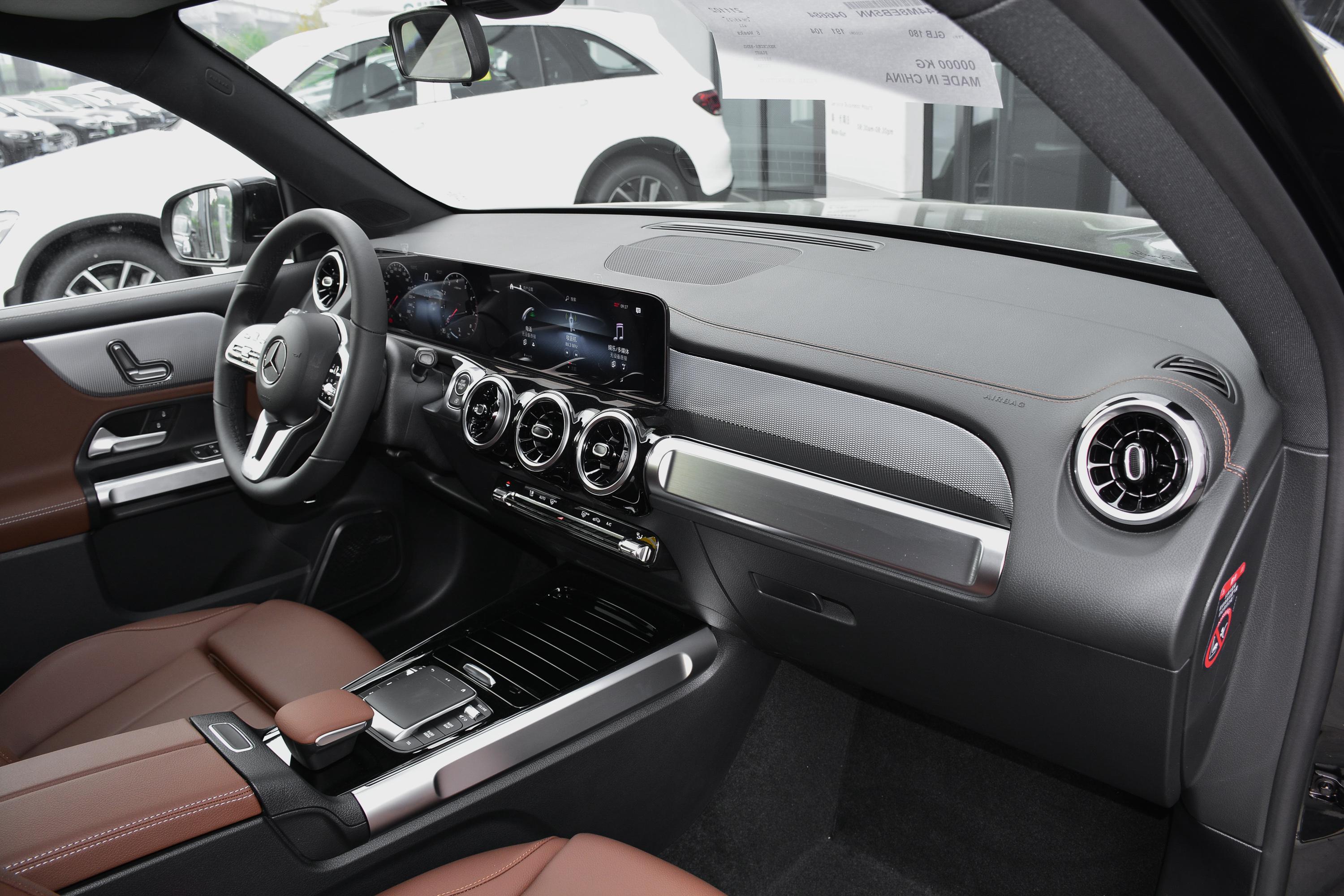 来到内饰部分,奔驰glb的内饰设计同样充满了豪华气息,中控台部分搭载
