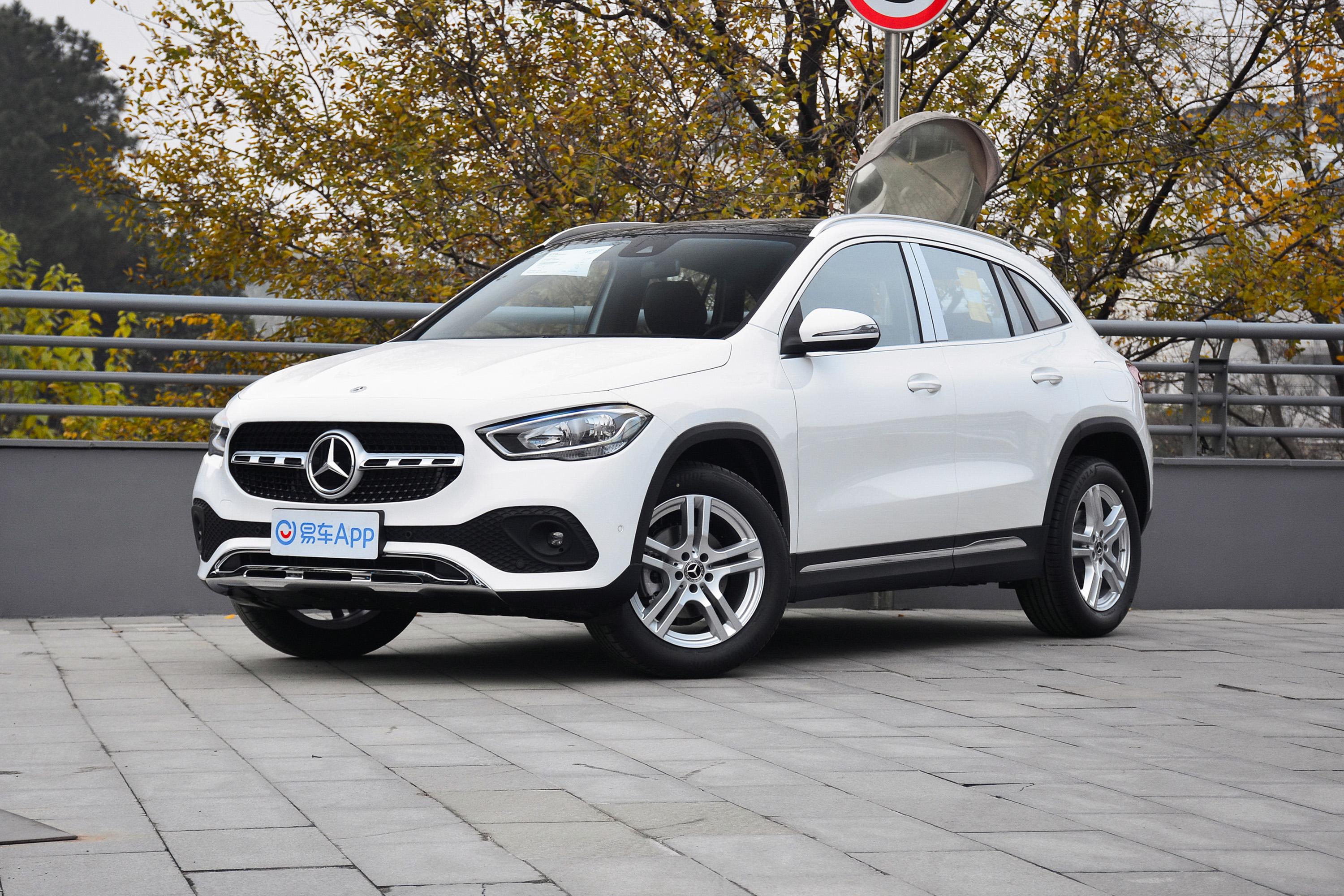 配置绝对是奔驰gla的强项之一,该车配备了可上下前后调节的皮质方向盘