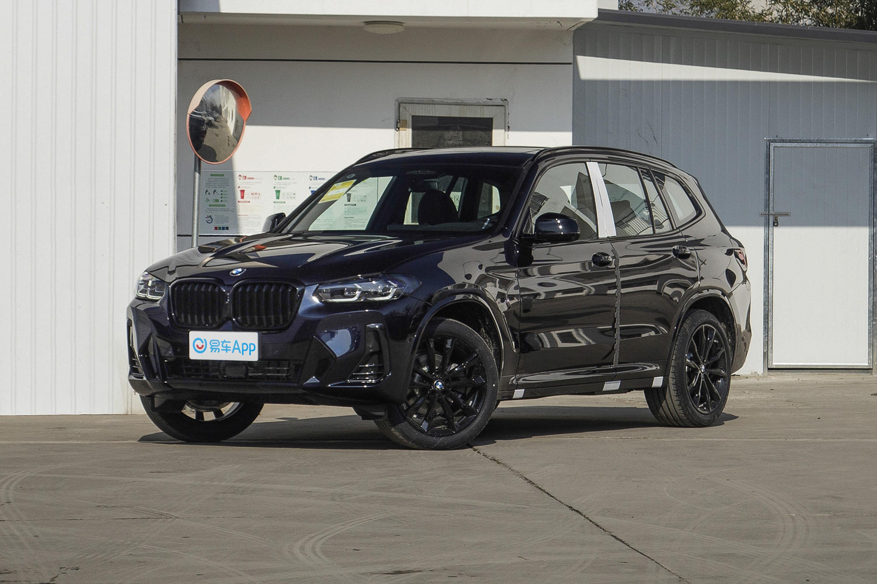 方向盘大面积的皮质覆盖带来了不错的豪华感.