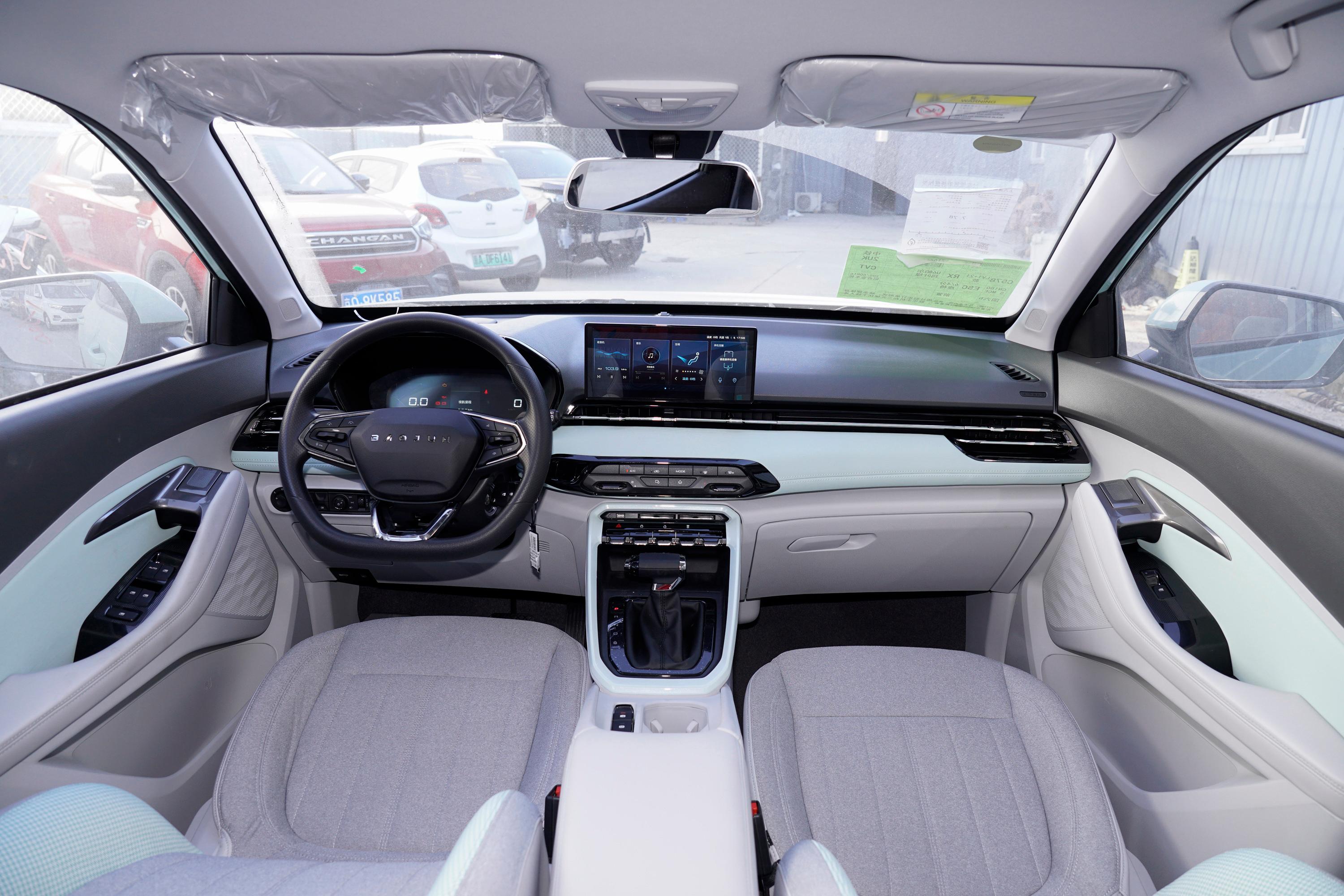 新宝骏rs-3的内饰采用环抱式的设计,中控台的布局也很有层次感.