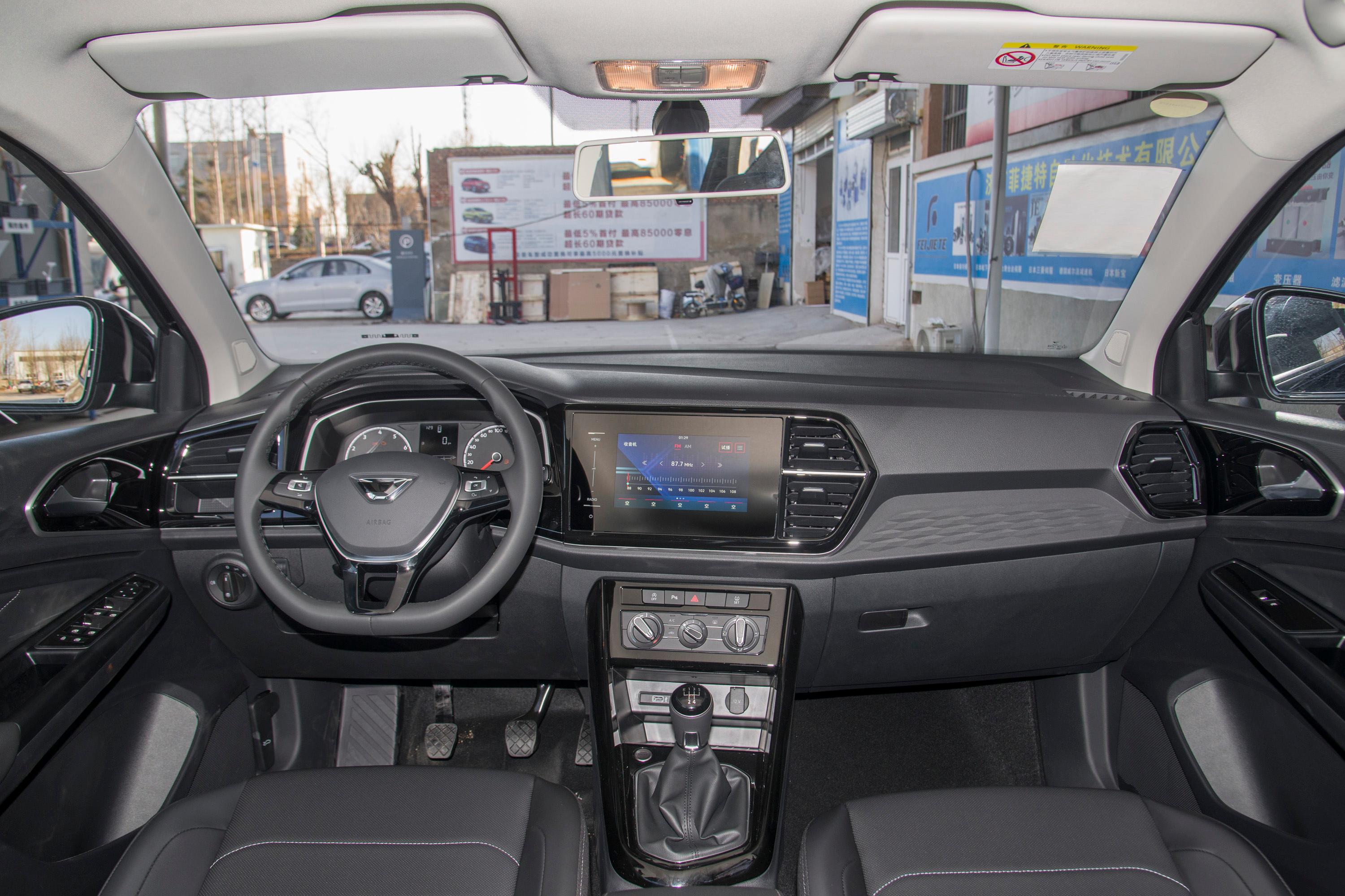 内饰设计中,捷达vs5依旧是熟悉的大众风格,不过在一些细节处理上更加