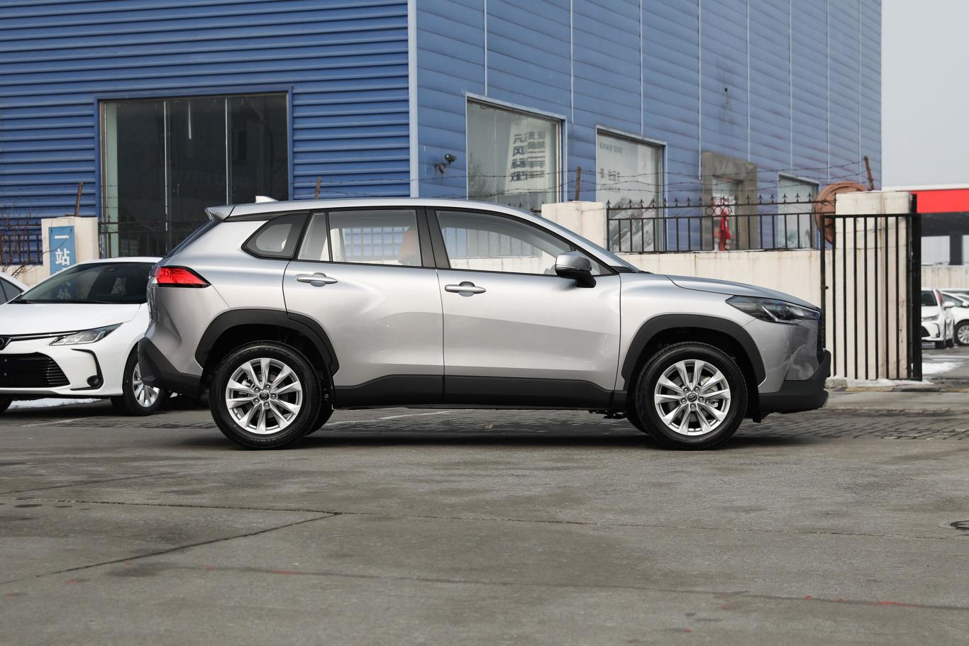 【卡罗拉锐放2.0L CVT 先锋版正侧车头向右水平图片-汽车图片大全】-易车