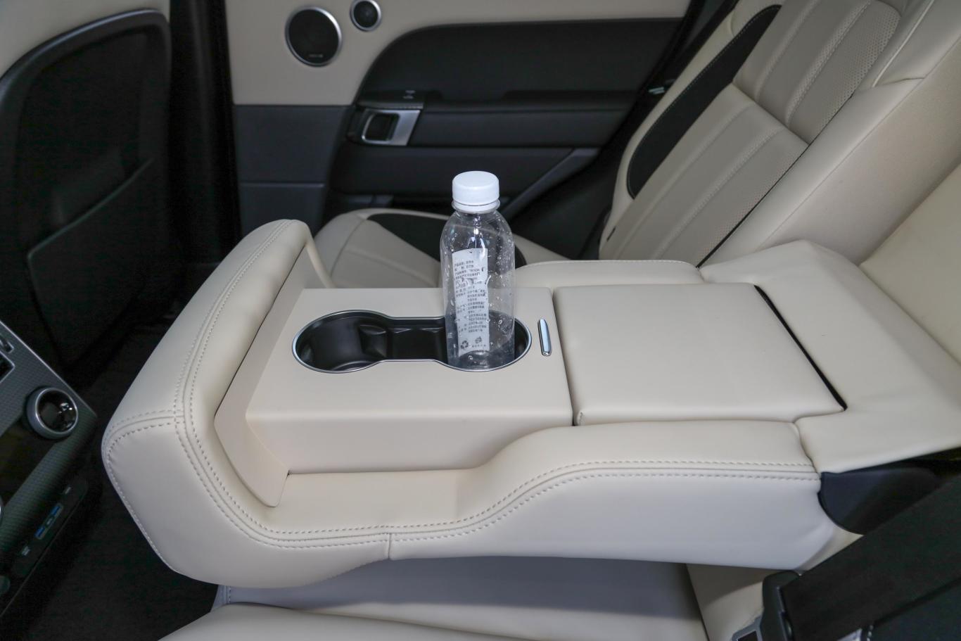 揽胜运动版3.0 l6 墨蓝鎏光版后排杯架