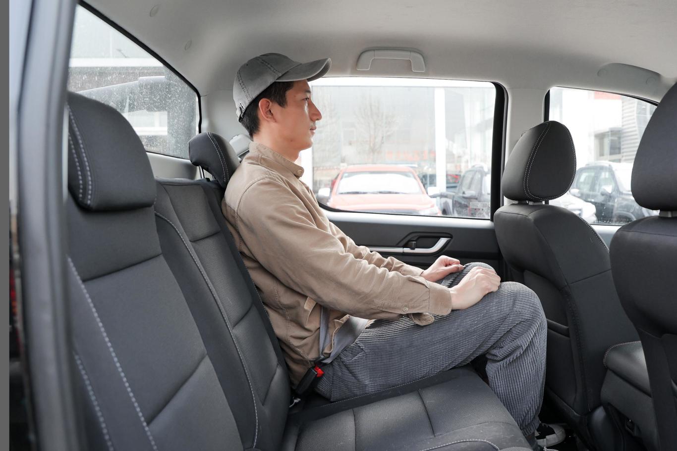 福田征服者32.0t 自动两驱长轴天下无双 柴油后排空间体验