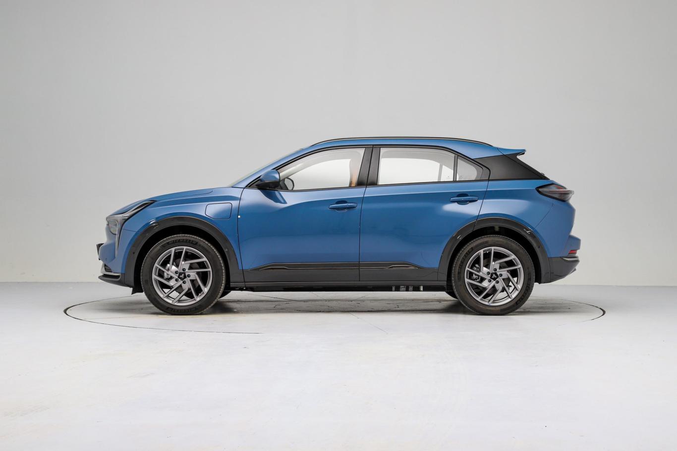 哪吒upro 智610正侧车头向左水平