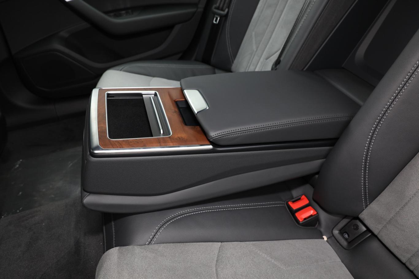 奥迪a6l45 tfsi quattro 臻选动感型后排中央扶手