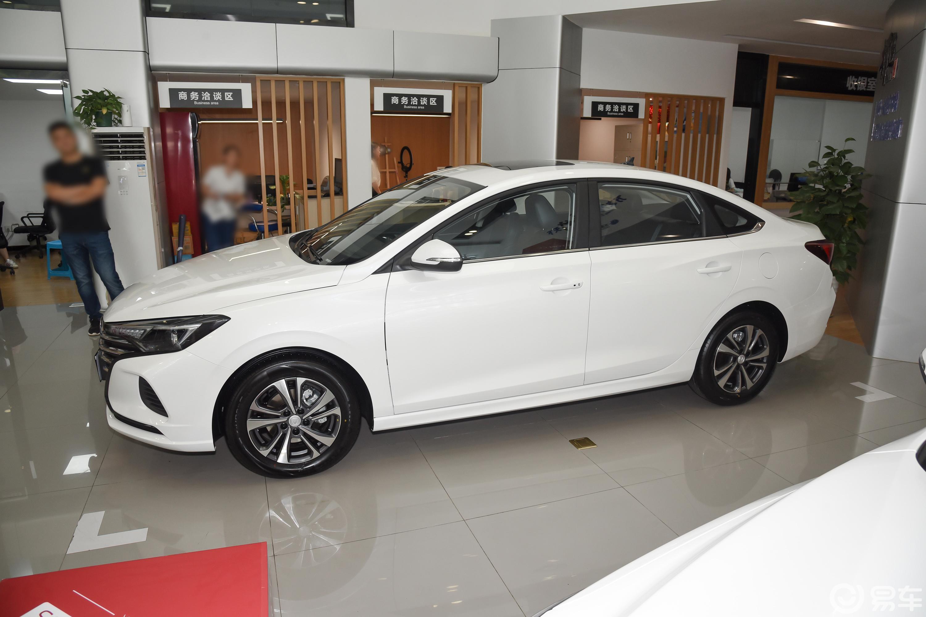 【逸动PLUS 1.6L GDI CVT豪华版正侧车头向左水平图片-汽车图片大全】-易车