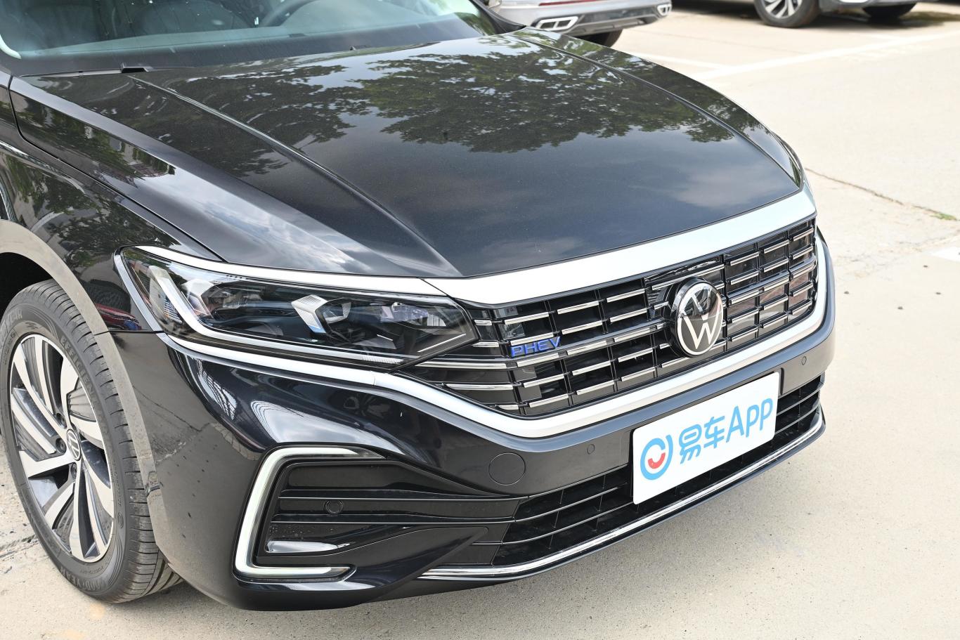 帕萨特 插电混动改款 430phev 混动精英版前格栅侧俯拍