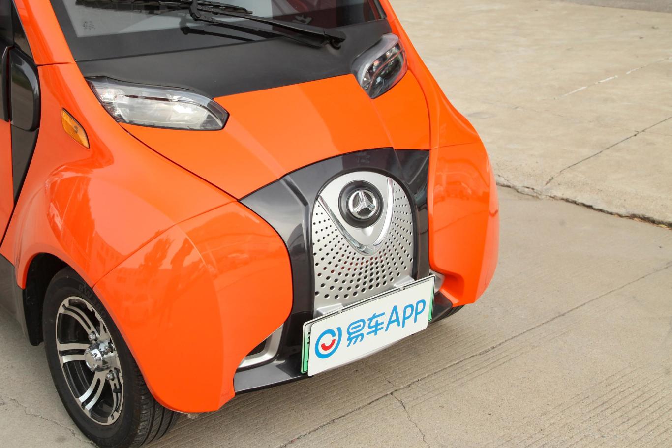 北汽小猫基本版前格栅侧俯拍