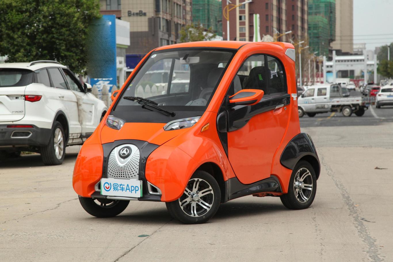 北汽小猫基本版侧前45度车头向左水平