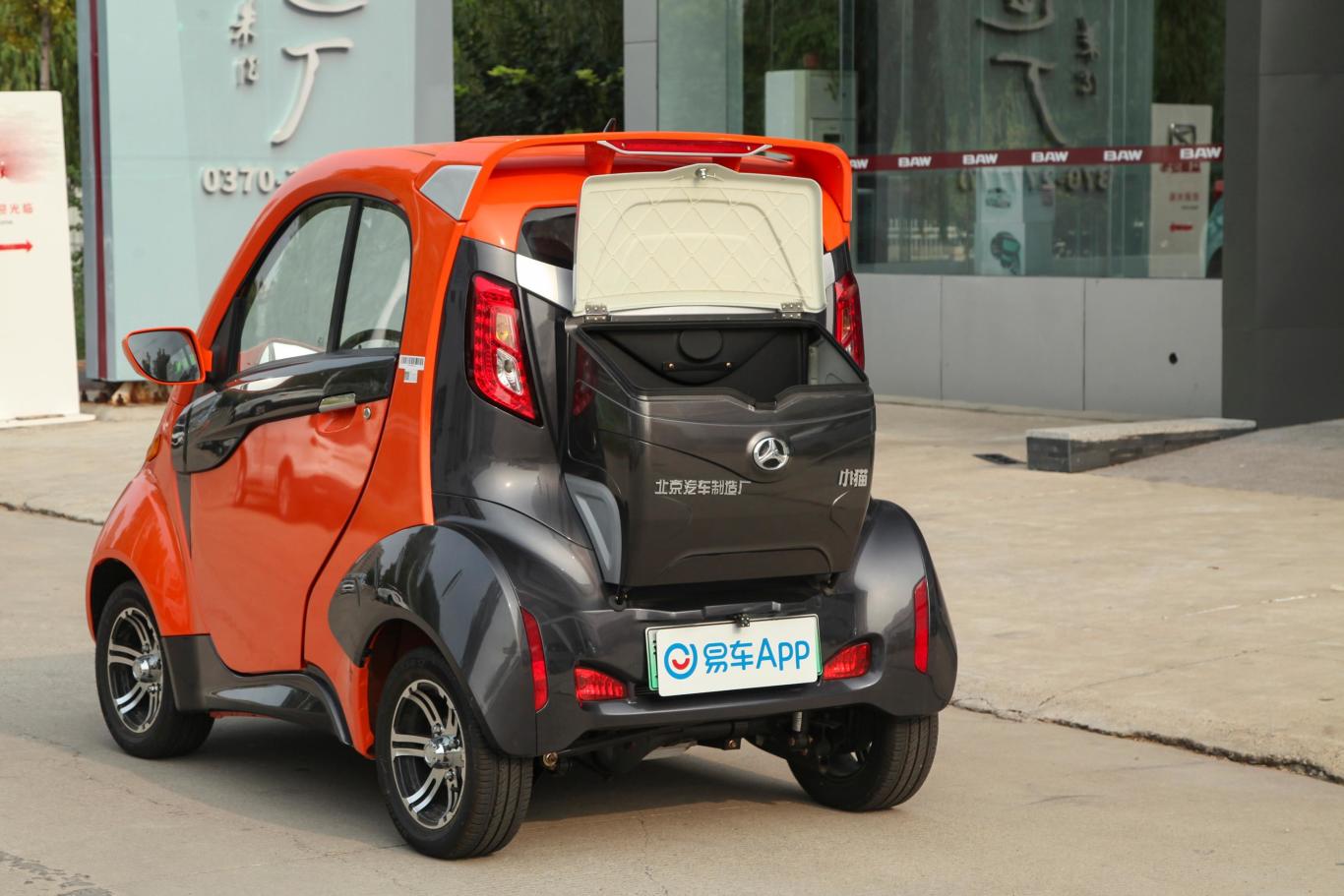 北汽小猫基本版后备厢开启45度侧拍