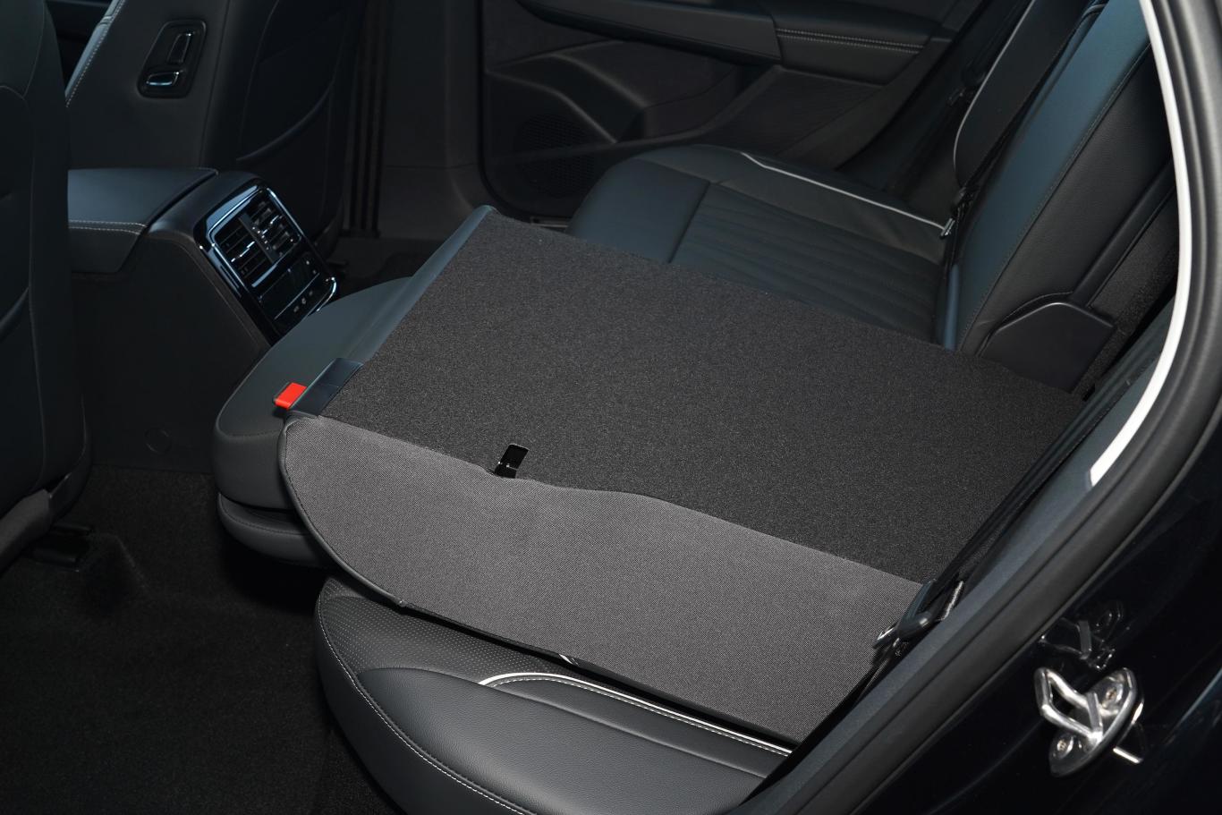 帕萨特330tsi 豪华版后排空间