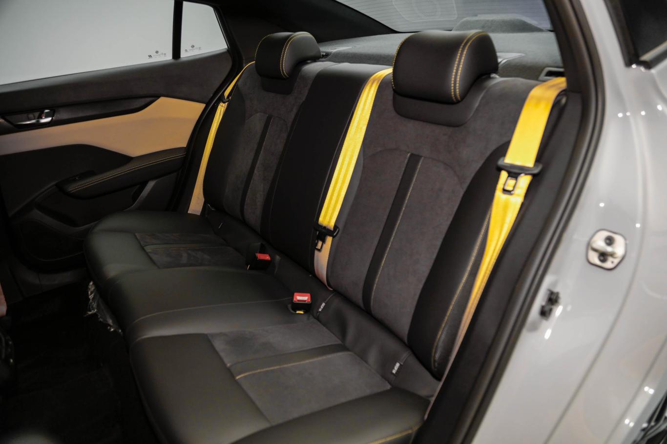 奕炫试装车后排座椅