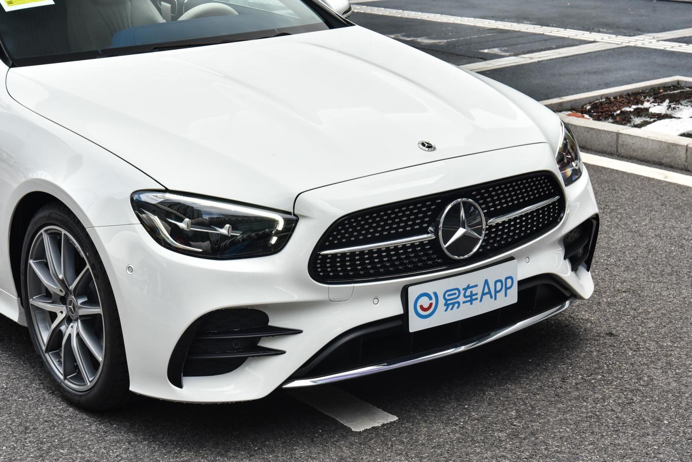 奔驰e级(进口)e 260 敞篷轿跑车前格栅侧俯拍