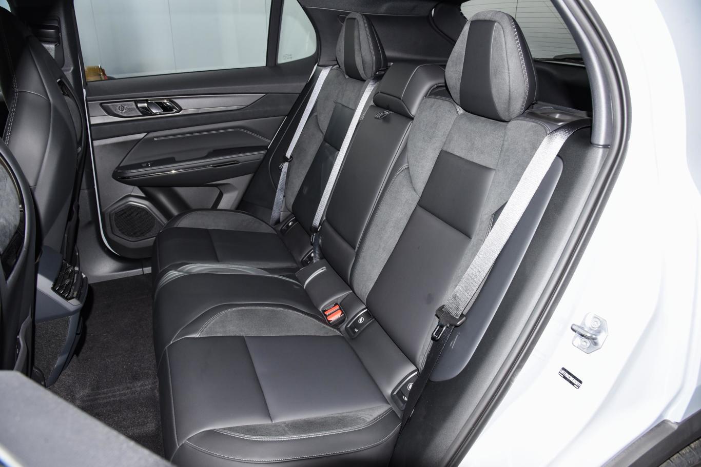 领克01 phev1.5t 70km am版后排座椅