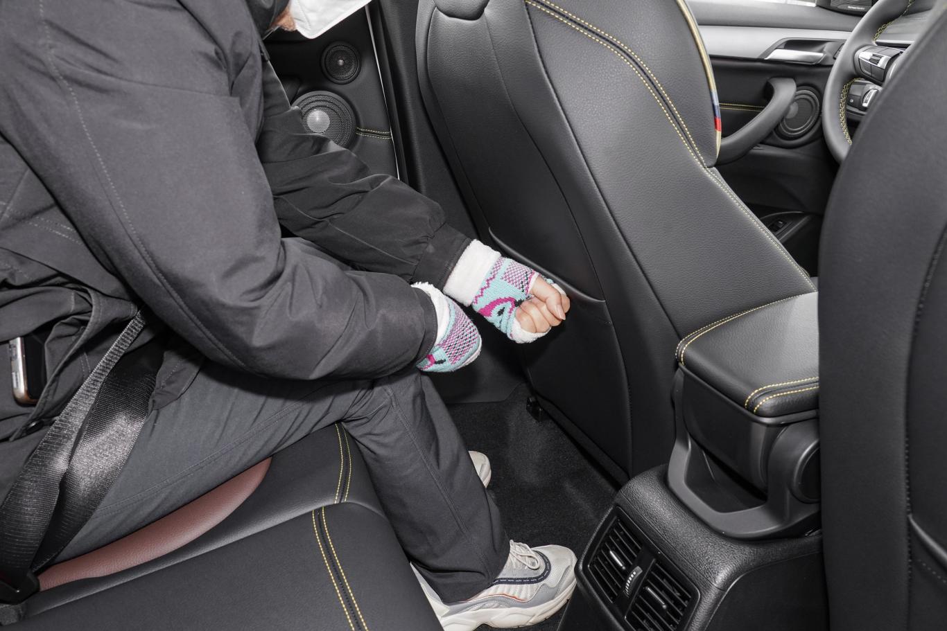 宝马x2sdrive25i 曜熠版后排腿部空间体验