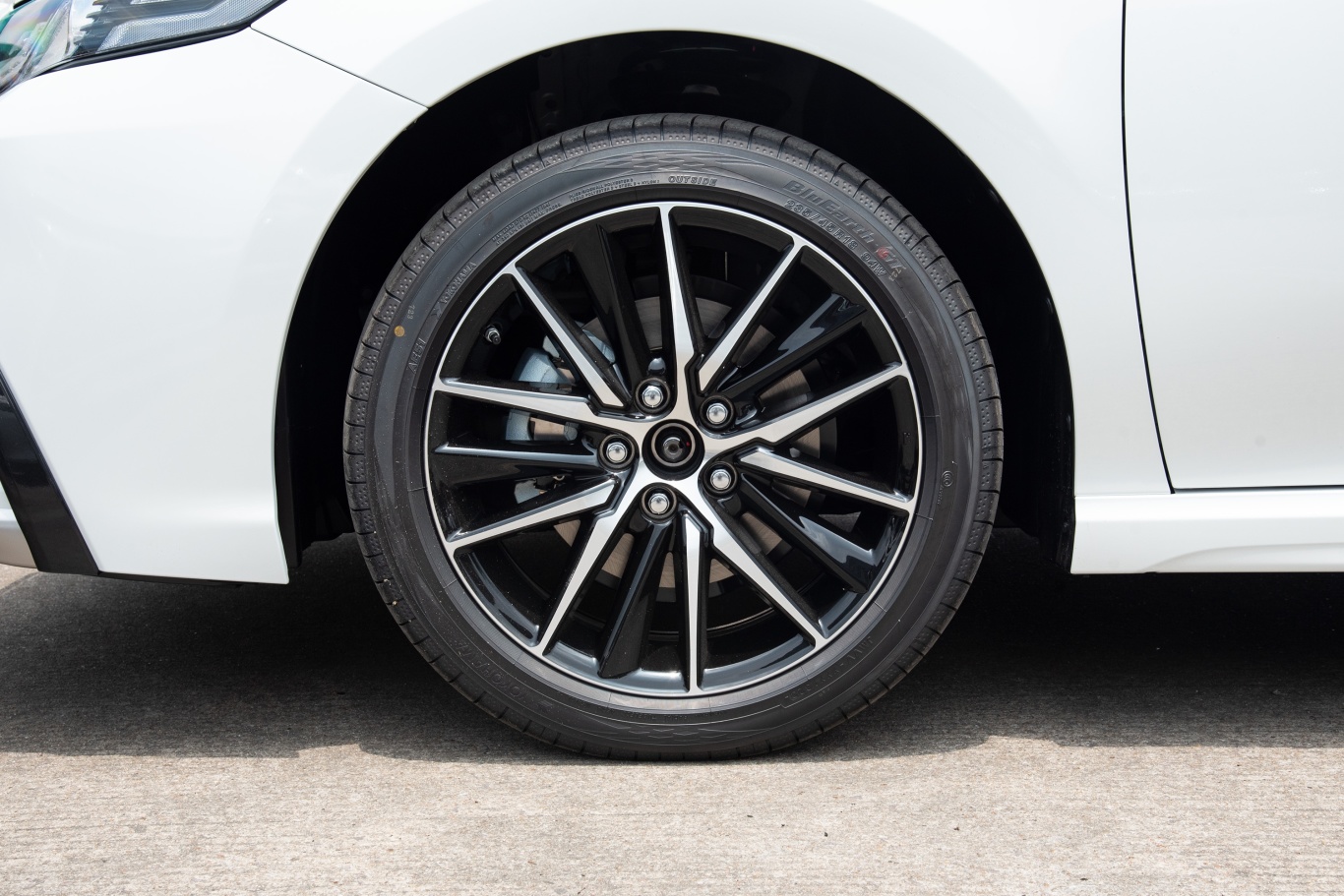 凯美瑞2.0s 锋尚版前轮毂造型