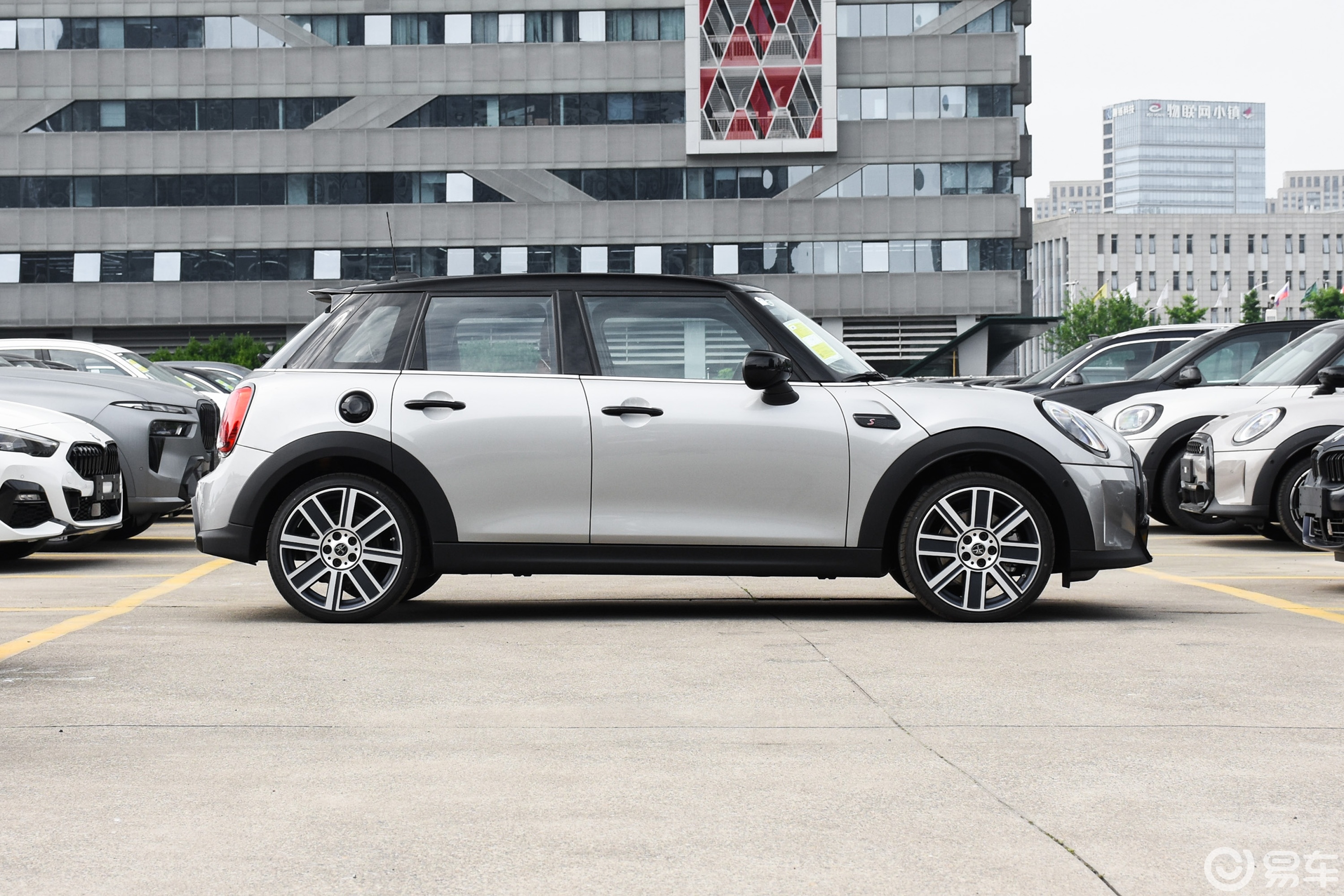 【MINI改款 2.0T COOPER S 艺术家 五门版正侧车头向右水平图片-汽车图片大全】-易车