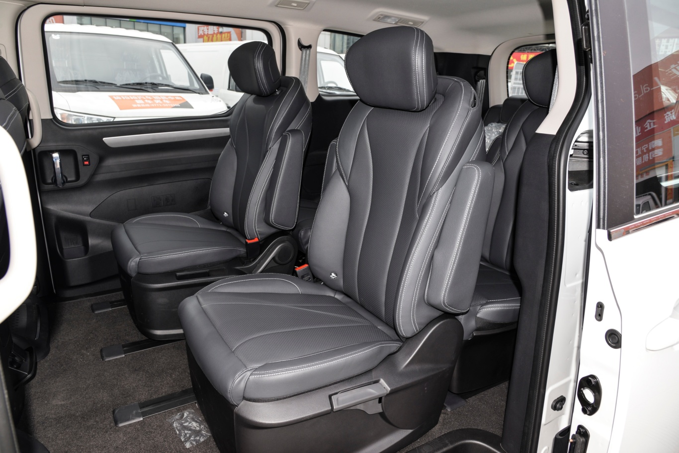 大通g20改款 es 2.0t 手动超值版 9座 柴油后排座椅