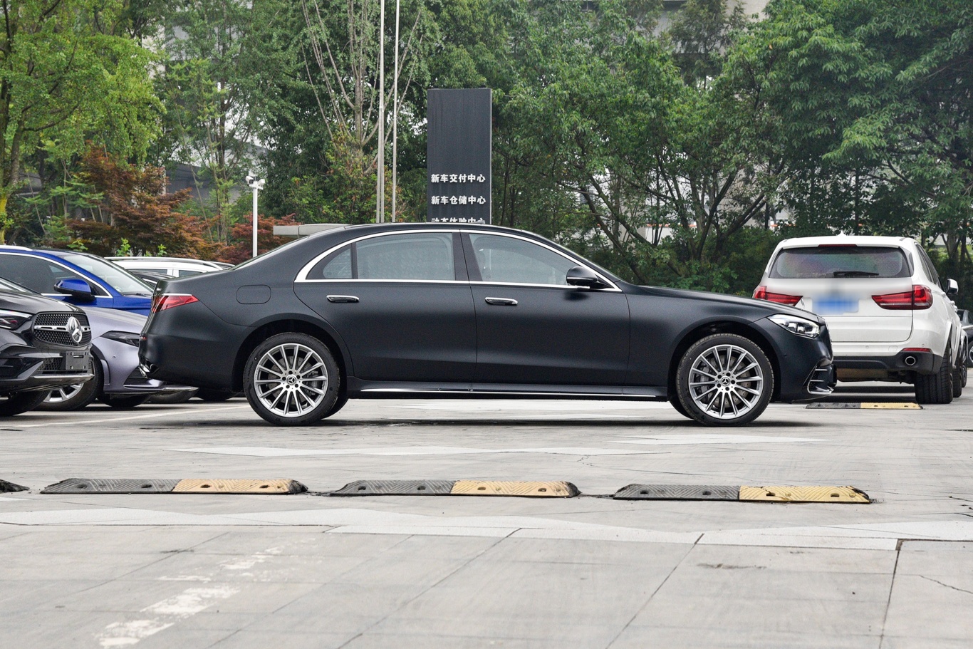 奔驰s级改款 s 450 l 4matic正侧车头向右水平