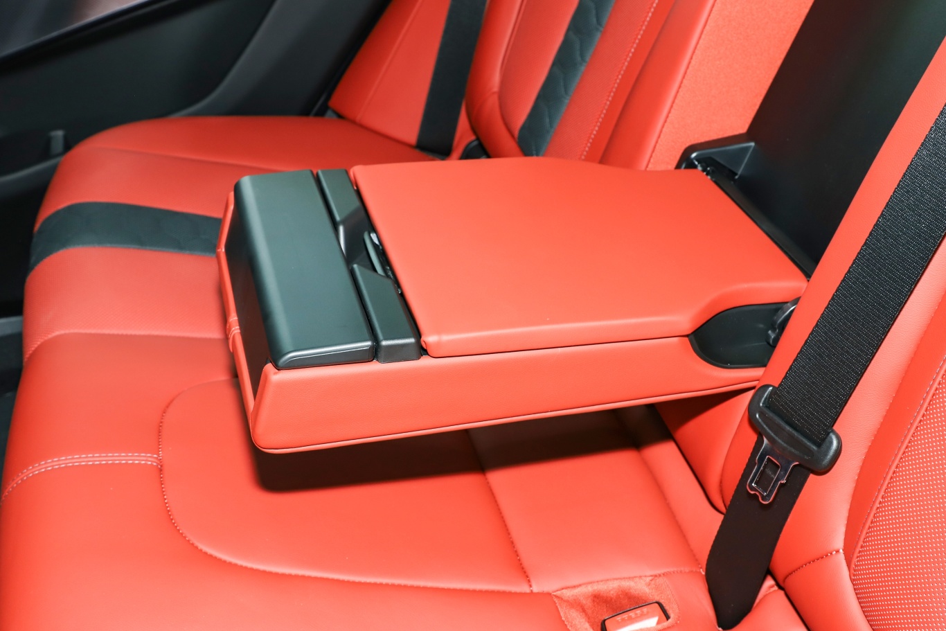 宝马x5 mx5 m 雷霆版后排中央扶手