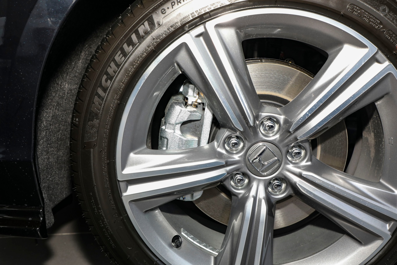 【雅阁 e:PHEV2.0L 82km 尊贵版前刹车卡钳图片-汽车图片大全】-易车