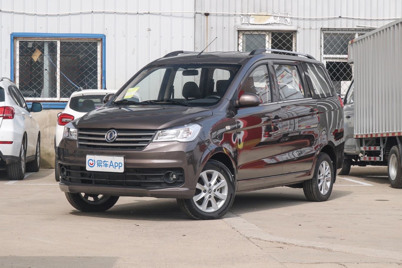 风光330330s 1.5l 舒适型 5座侧前45度车头向左水平