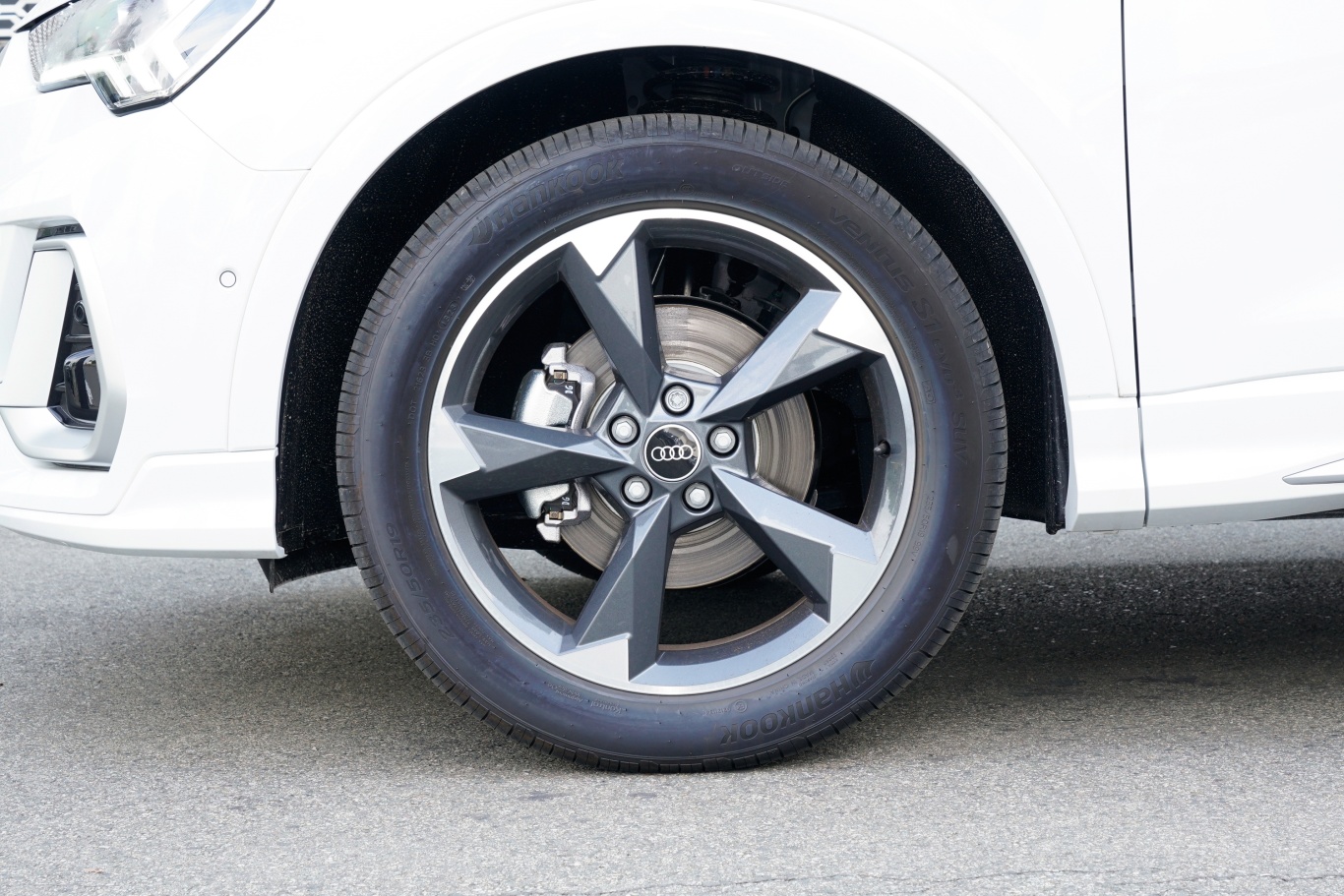 奥迪q335 tfsi 时尚动感型前轮毂造型