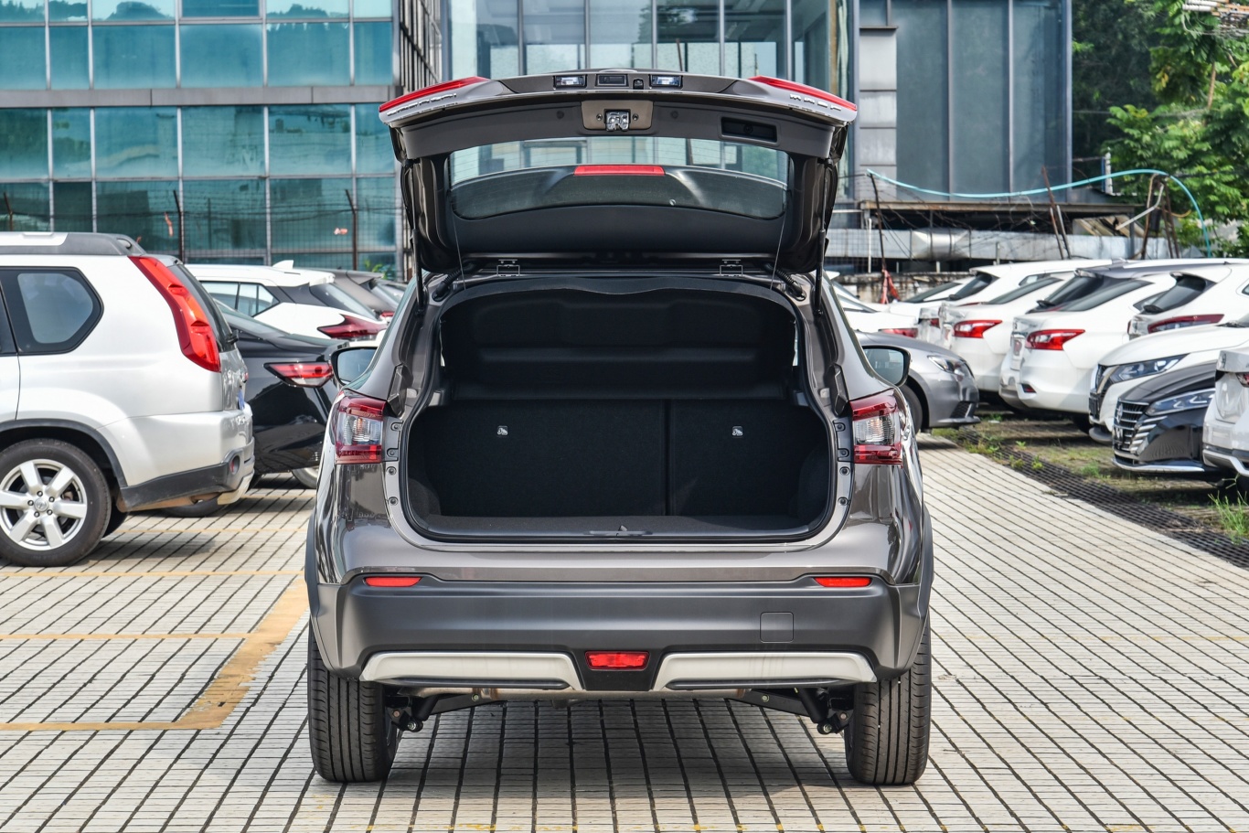 逍客经典款 2.0l xv 舒适版后备厢