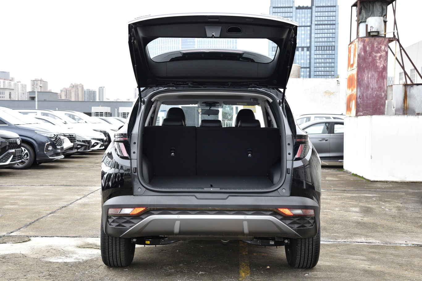 途胜途胜l 1.5t 自动两驱精英版后备厢