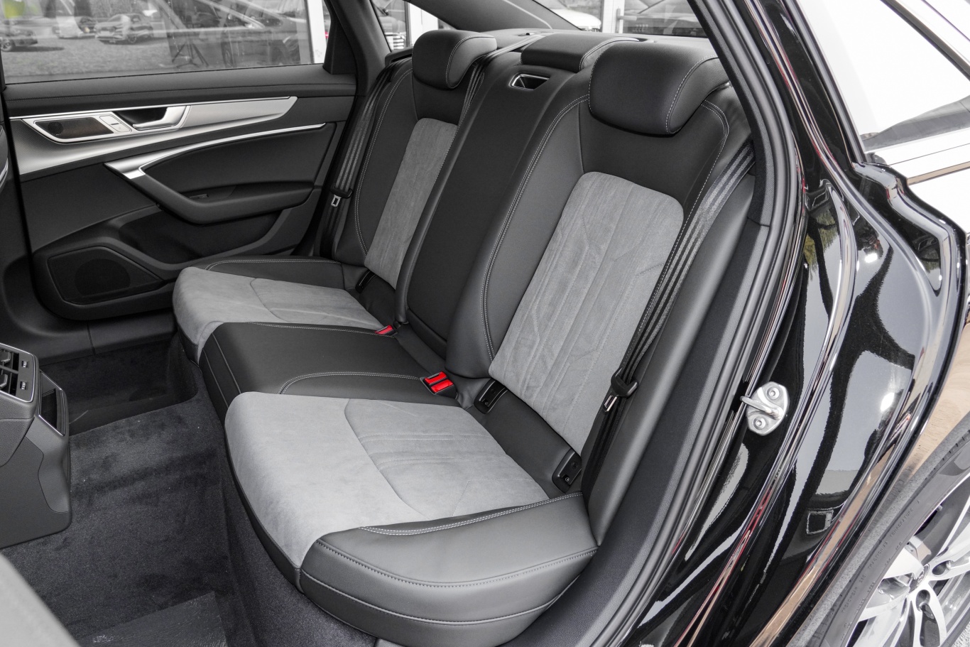奥迪a6l40 tfsi 豪华动感型后排座椅
