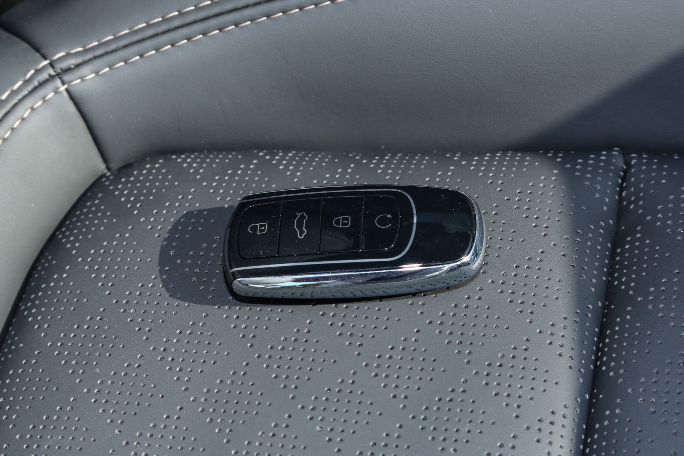 瑞虎8荣耀版 230tci 双离合卓越版 7座钥匙正面