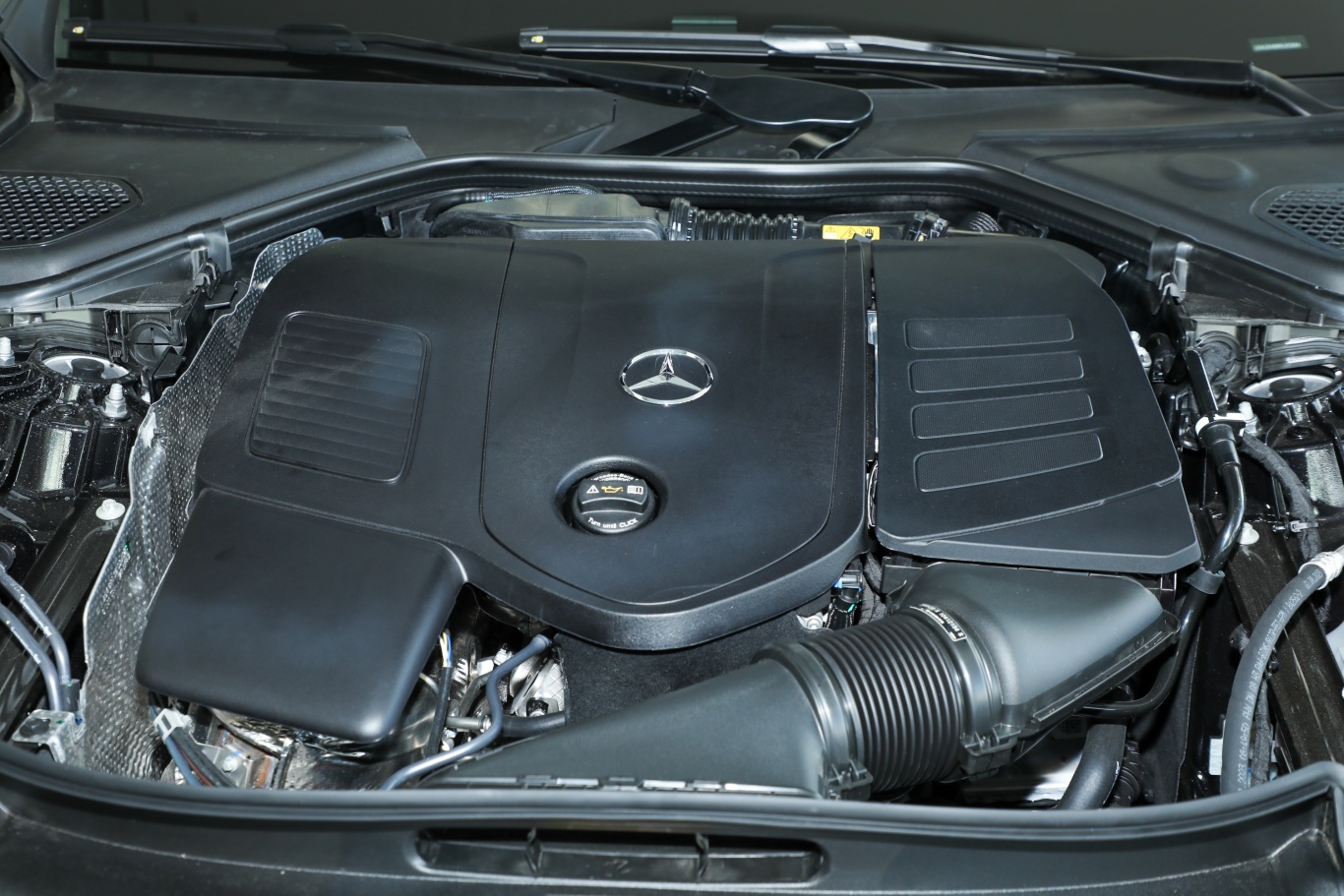 奔驰e级e 260 l发动机/电机特写