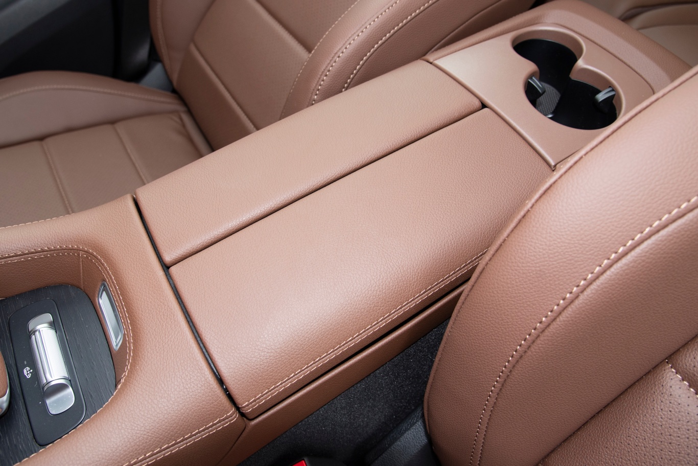 奔驰glsgls 450 4matic 时尚型前排中央扶手