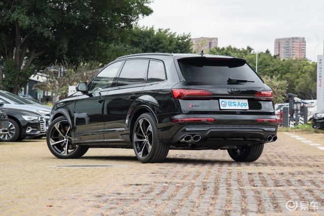 奥迪sq7新车将配备多边形前格栅于井字格样式的中网_易车