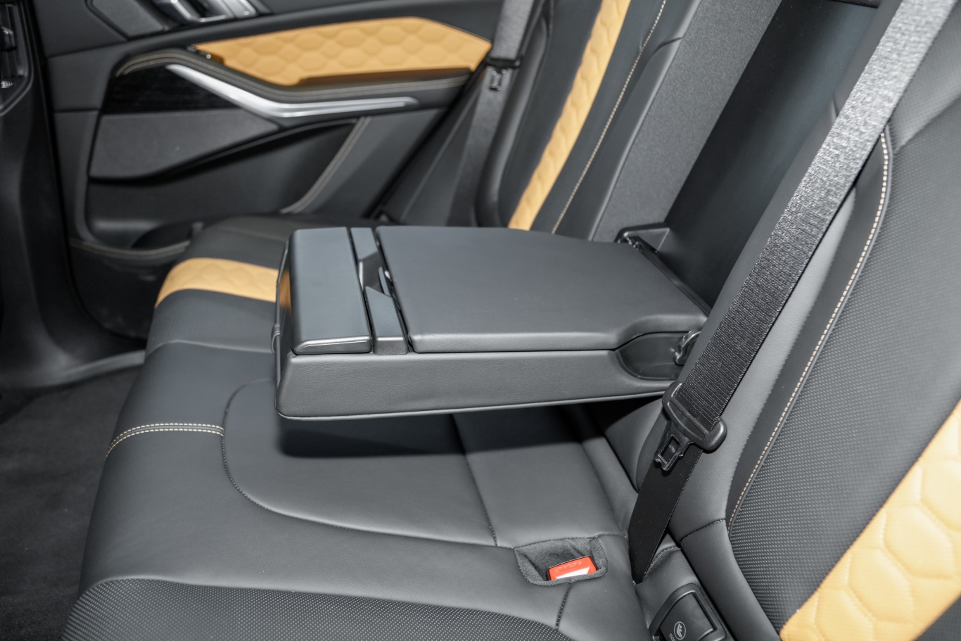 宝马x5 mx5 m 雷霆版后排中央扶手