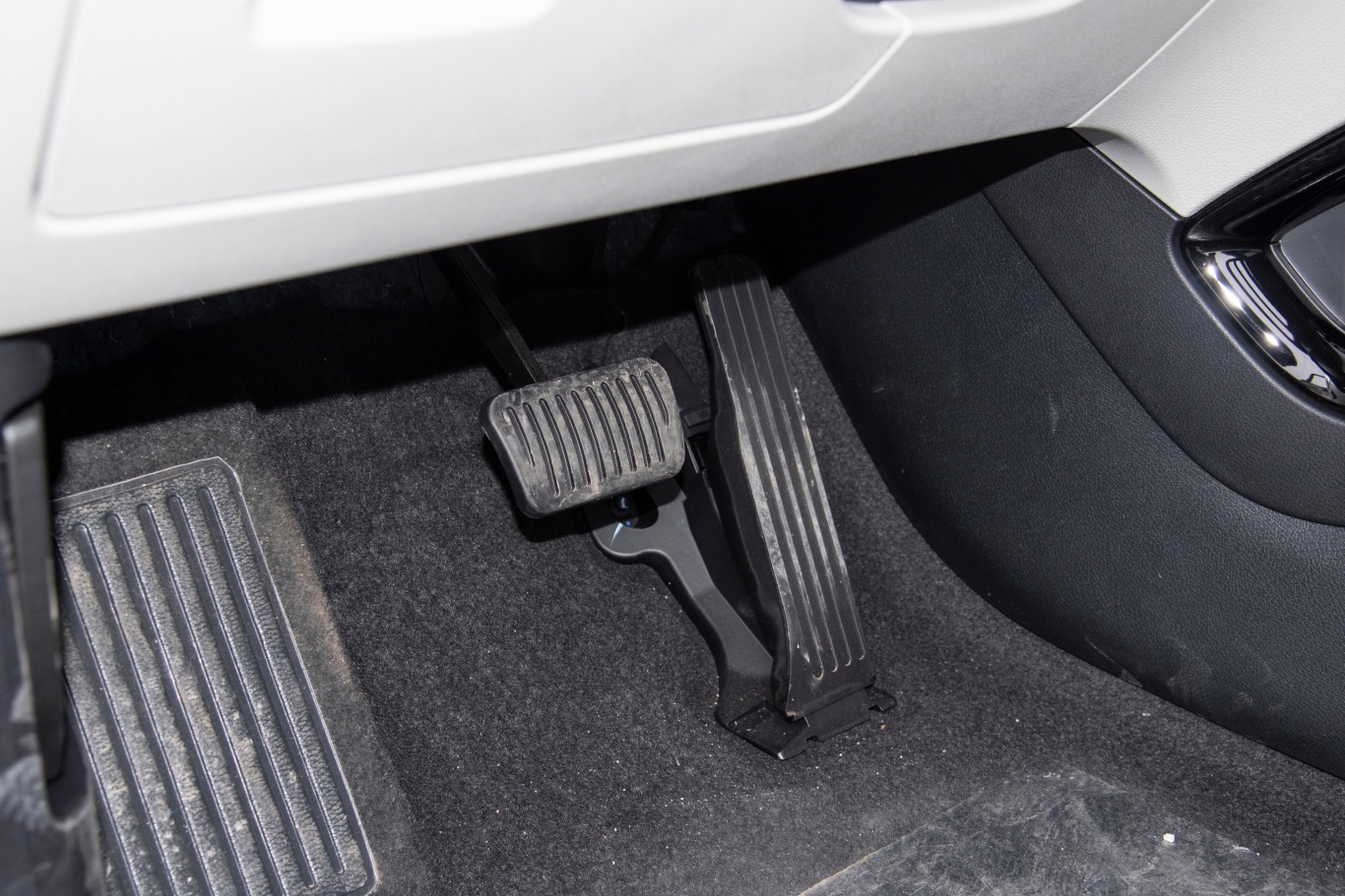 宋plus新能源ev 荣耀版 520km 豪华型脚踏板