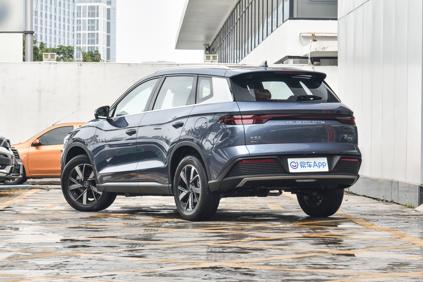 【宋Pro新能源DM-i 荣耀版 1.5L 110km 超越型侧后45度车头向左水平图片-汽车图片大全】-易车