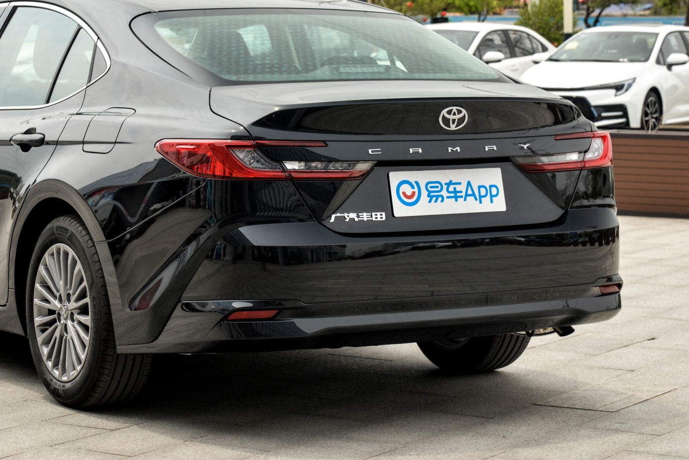 凯美瑞2.0e 精英版车尾特写