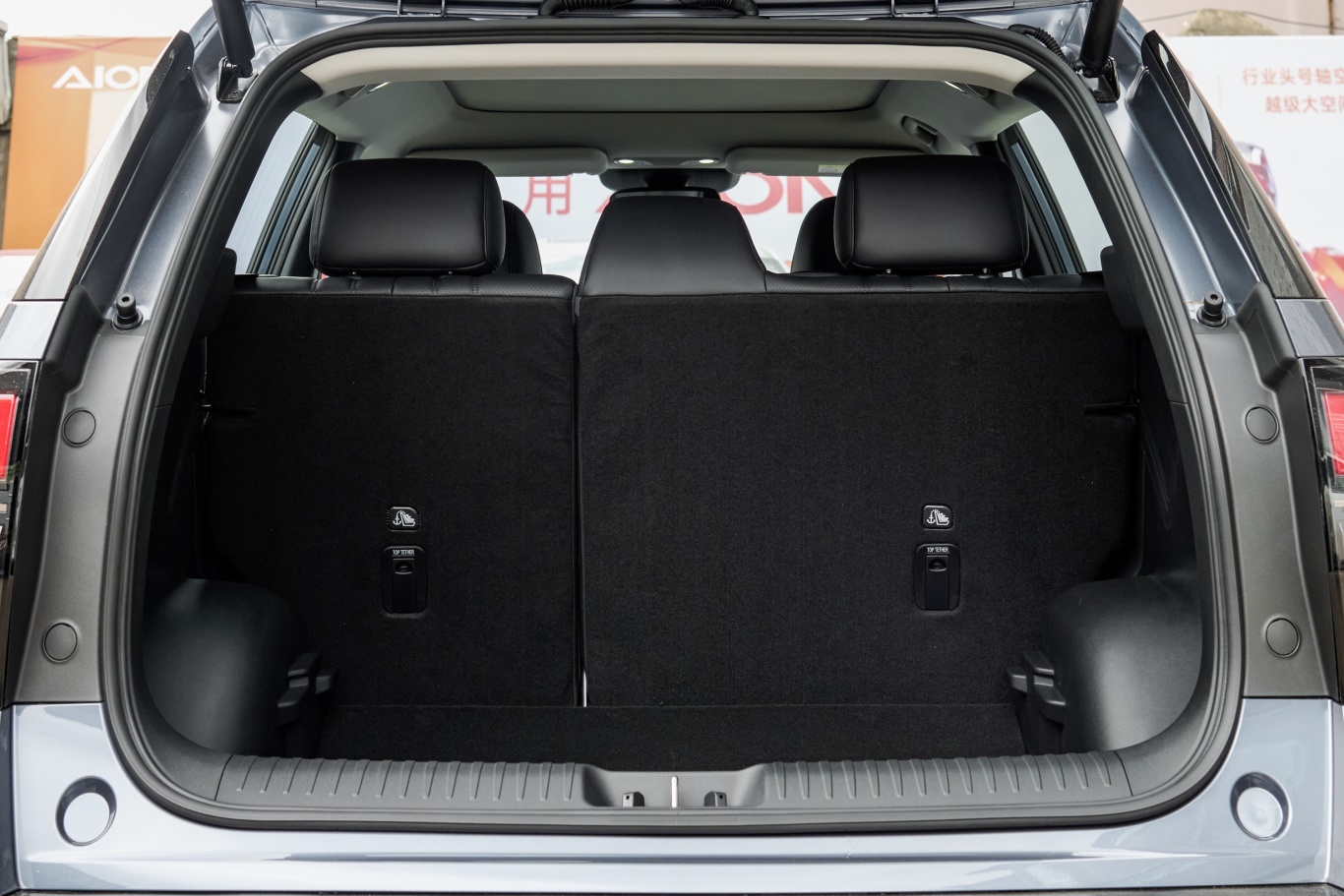 aion v埃安霸王龙 650km 智尊版 75.26kwh后备厢空间特写