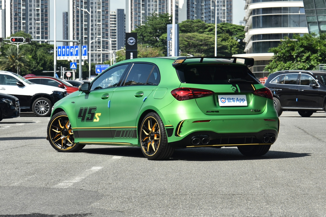 【奔驰A级 AMG(进口)AMG A 45 S 4MATIC+ 魔焰绿特别版侧后45度车头向左水平图片-汽车图片大全】-易车
