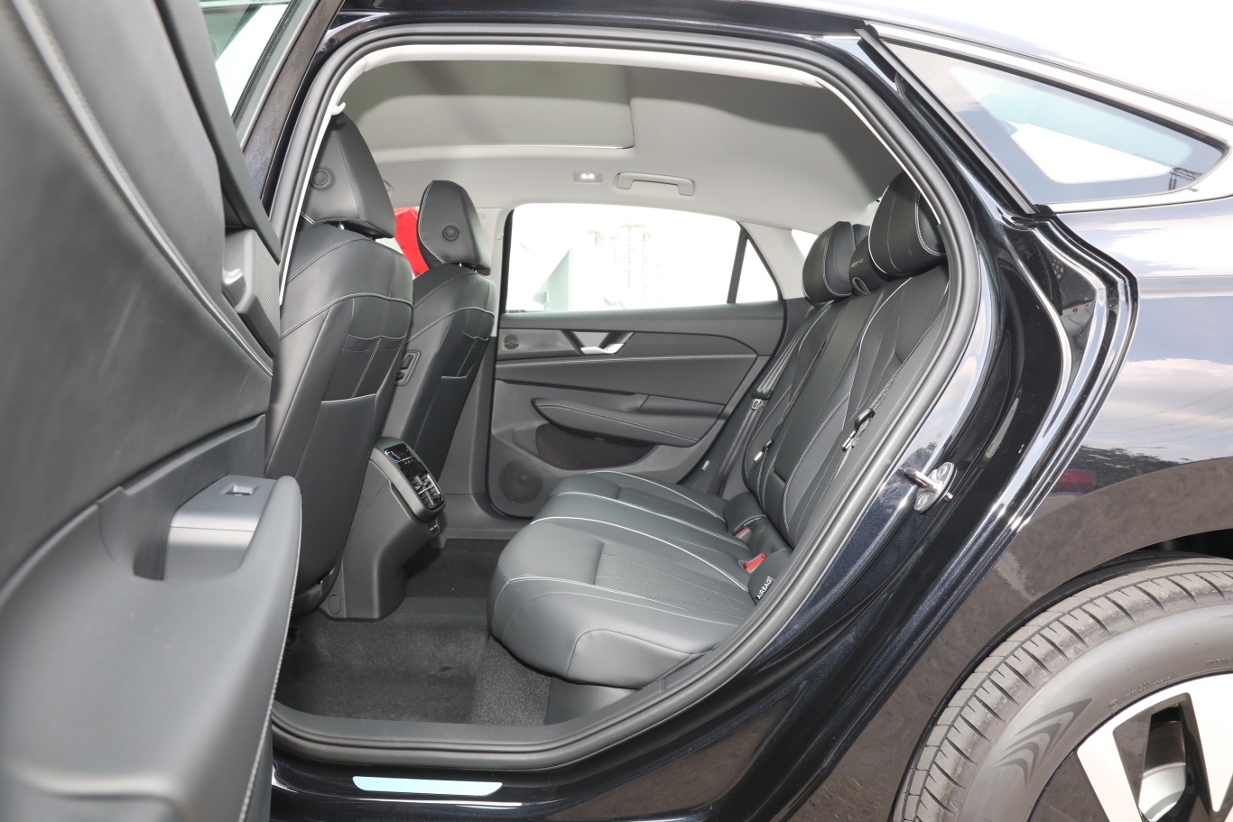 帕萨特pro 380tsi 龙运版后排空间