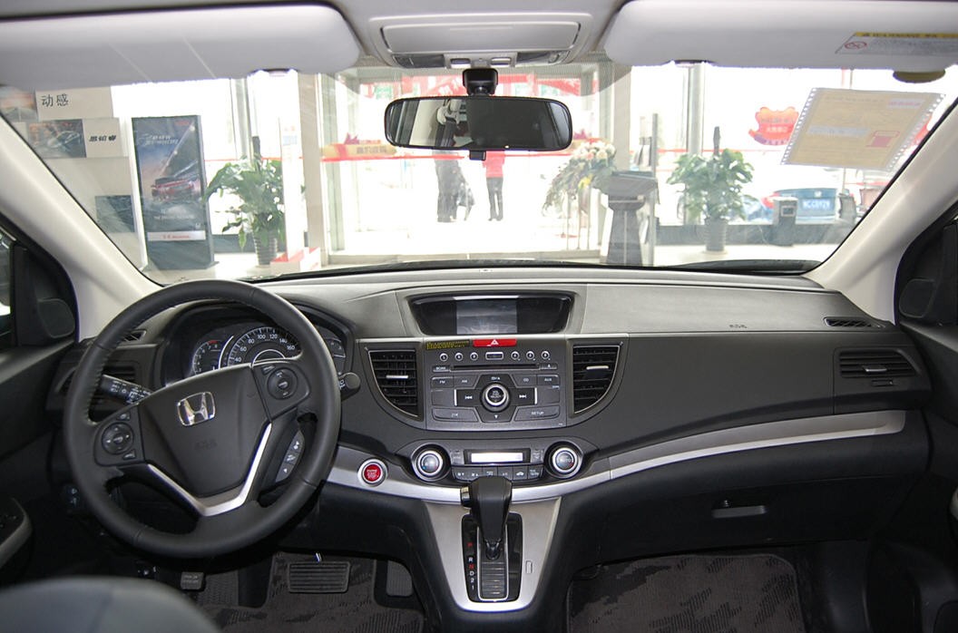 新款本田crv在内饰上有了翻天覆地的变化,采用了富有层次的设计,崩舷